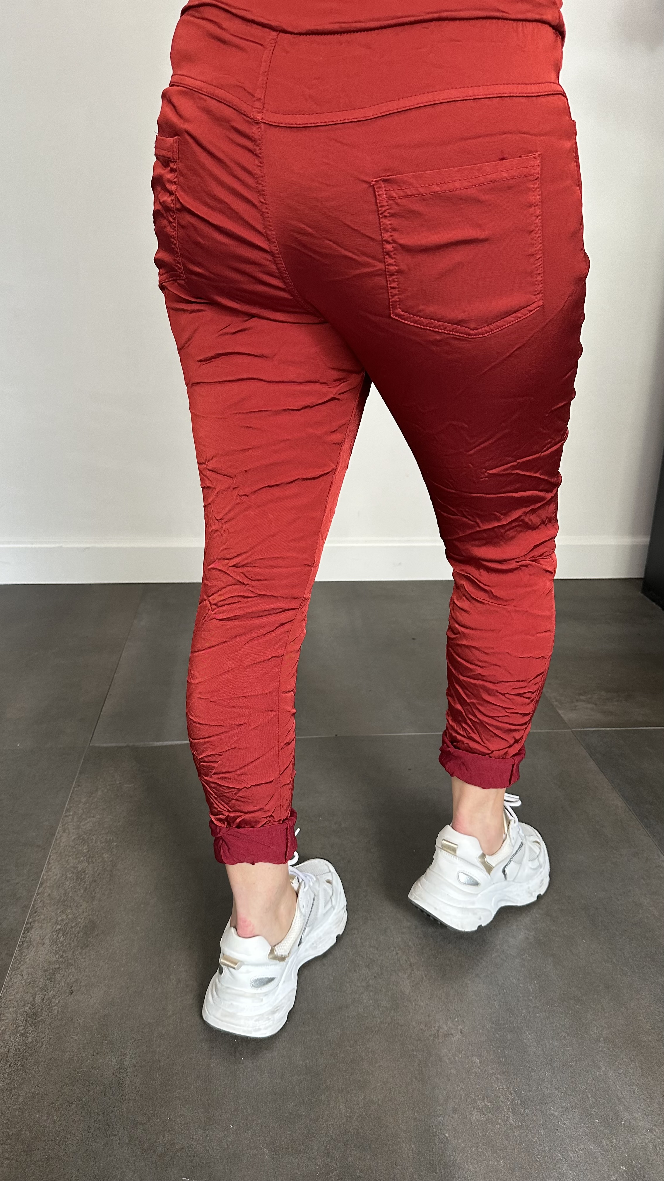 Joggjeans met glans bordeaux rood