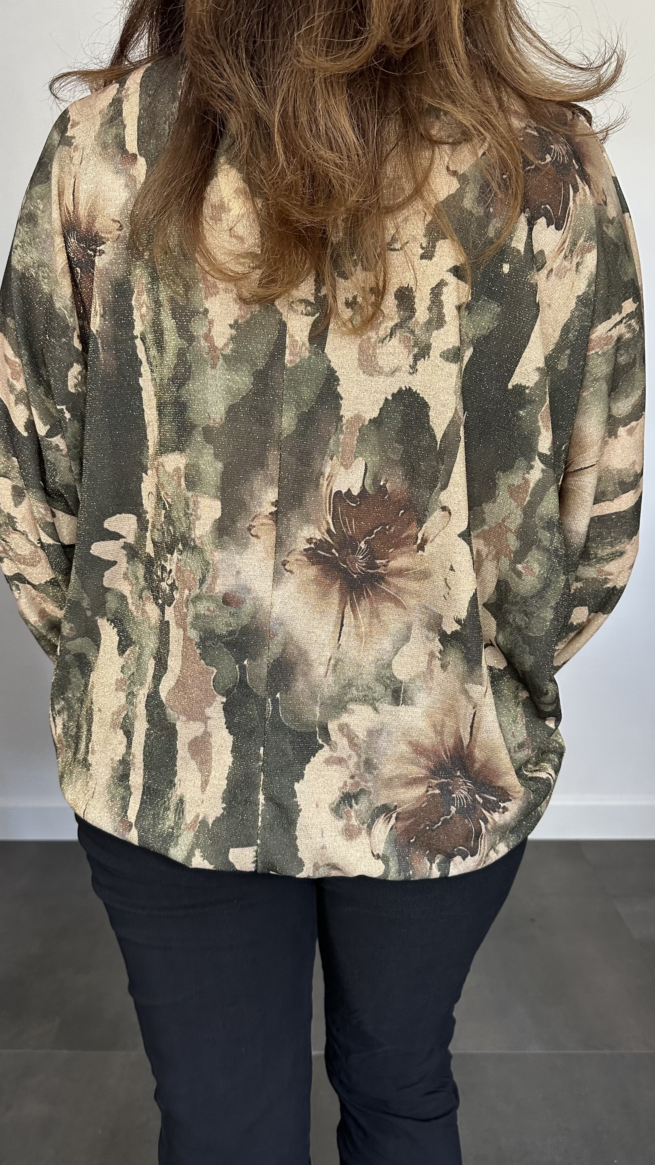 Top met elastiek marble flower army/bruin