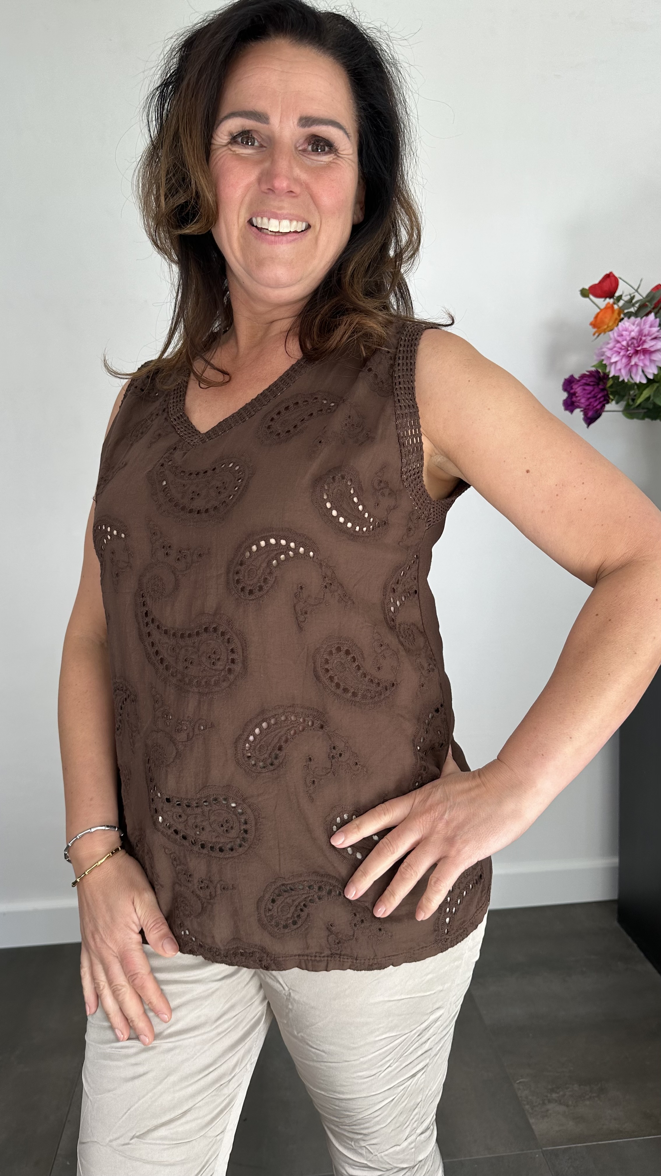 Mouwloze top broderie bruin