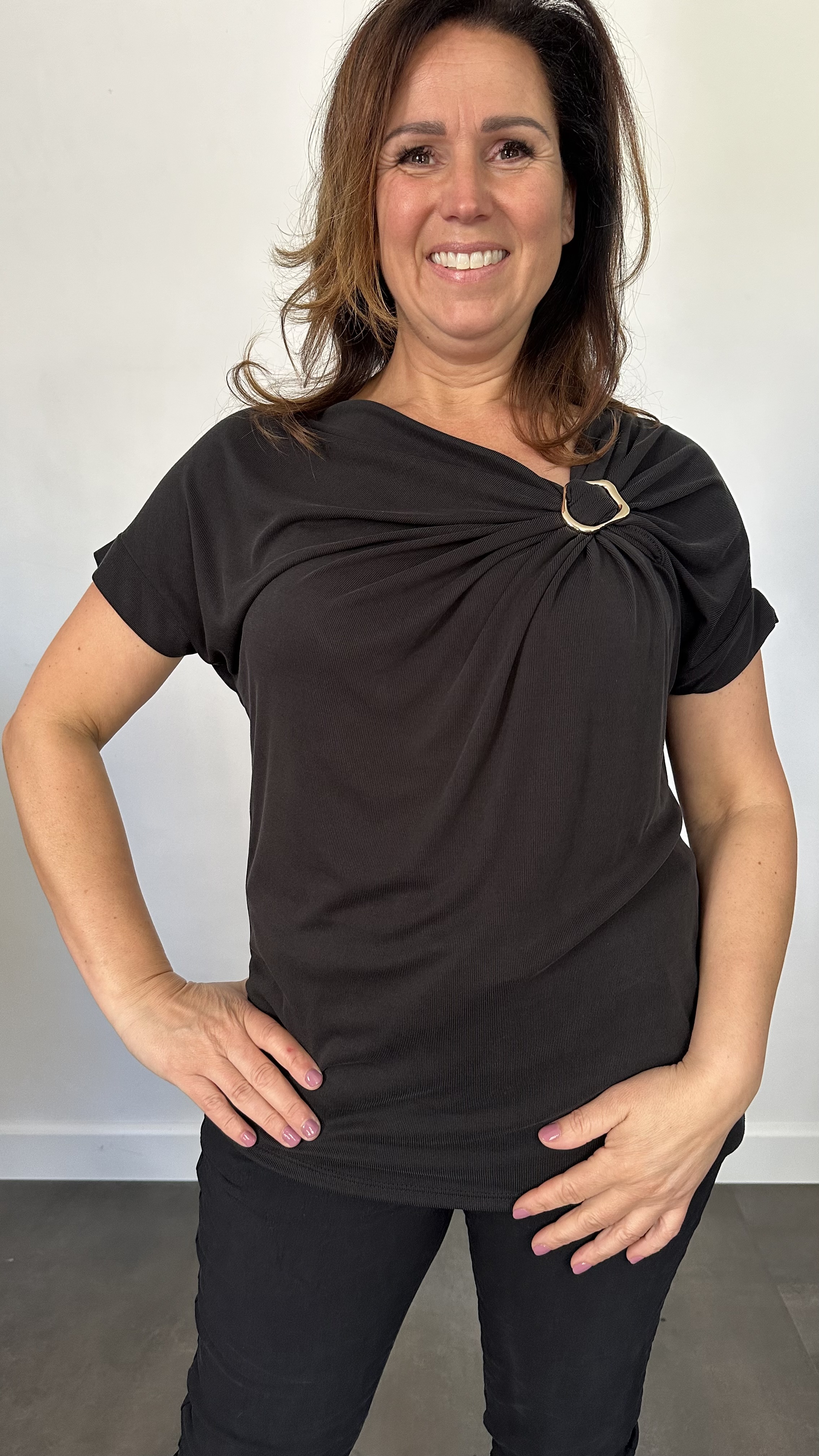 Ribbel shirt met gesp zwart