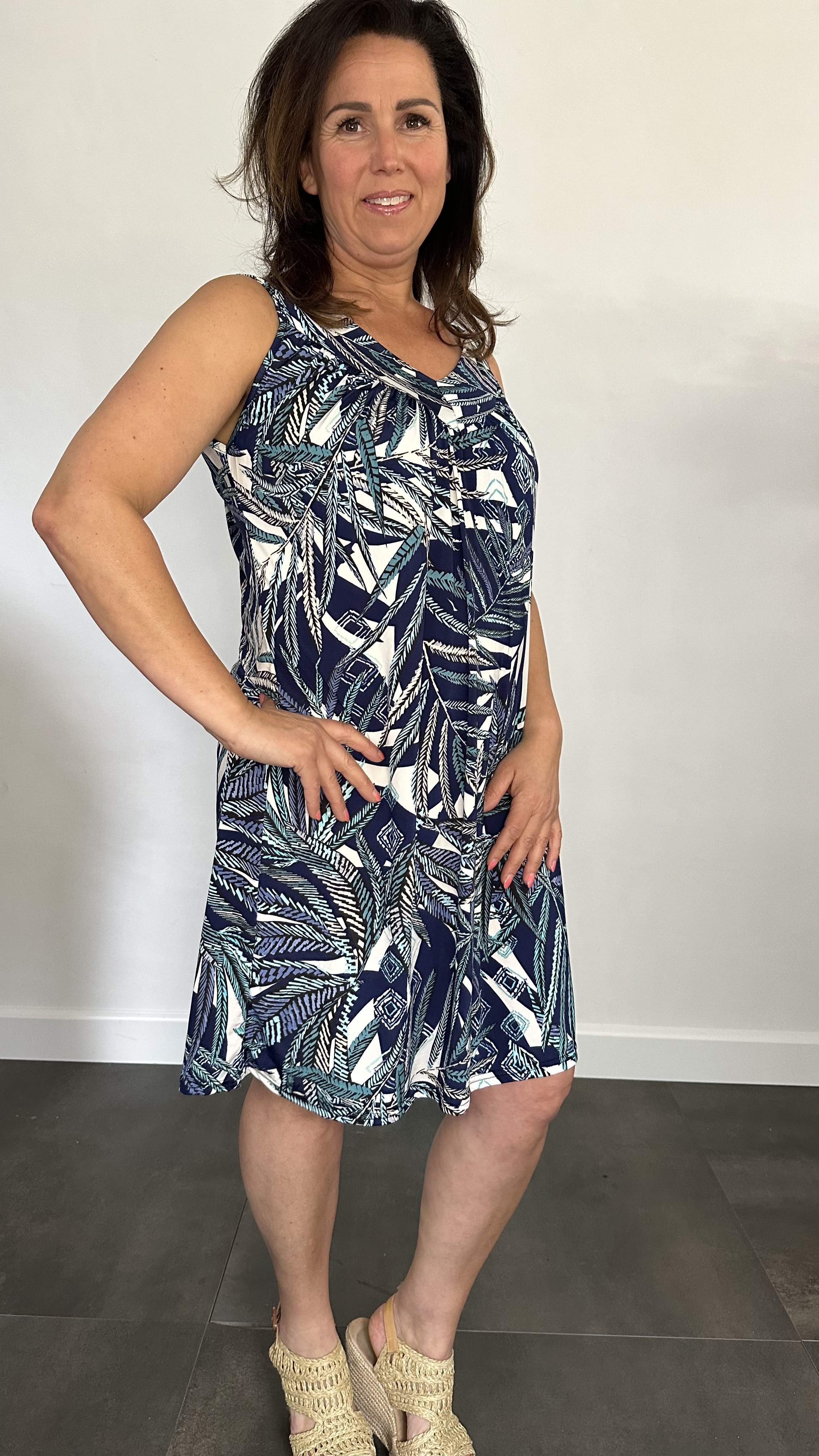 Jurkje met V-hals palm  leaf marine/ecru/mint