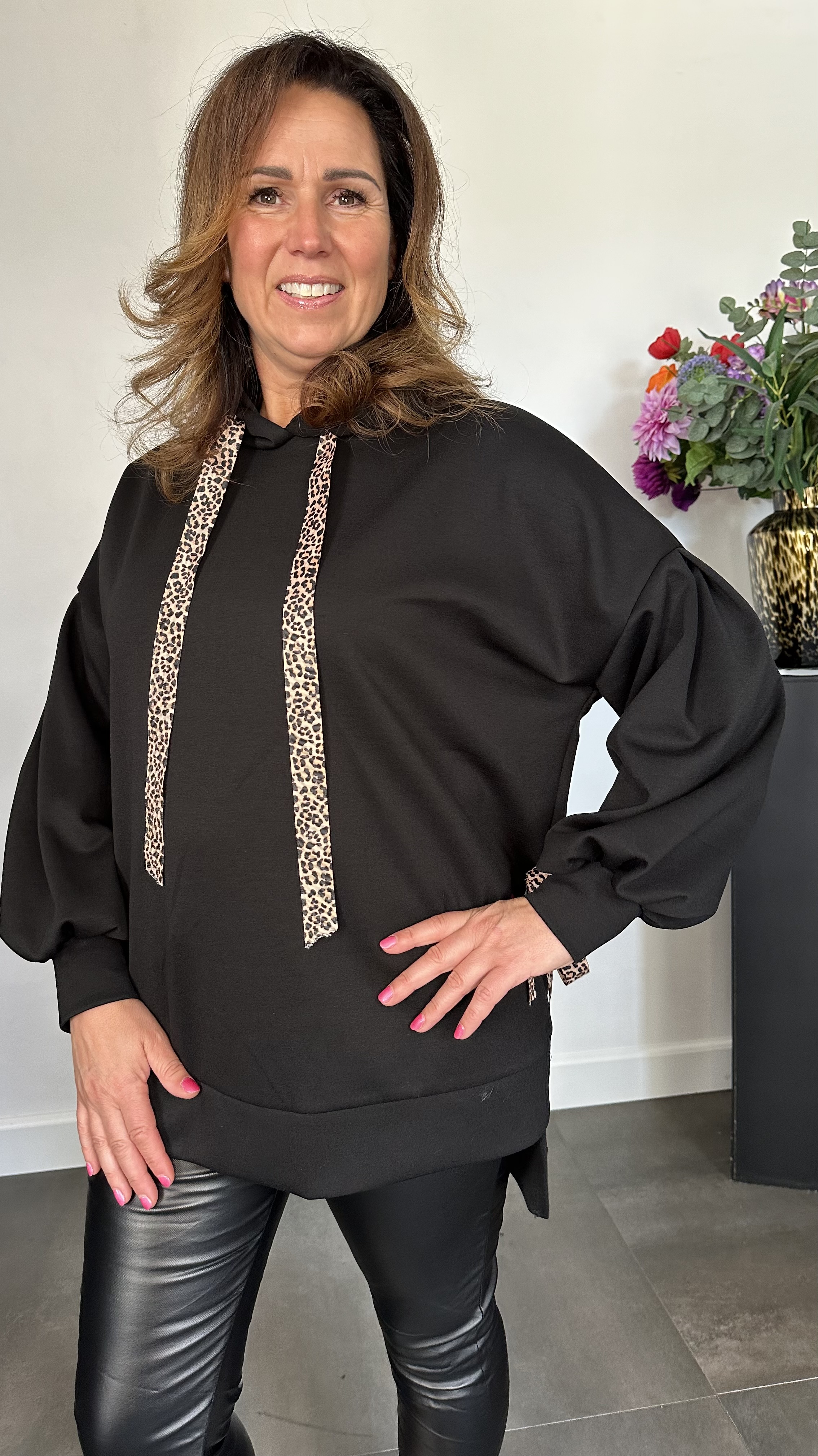 Sweater met capuchon en panter strikken zwart