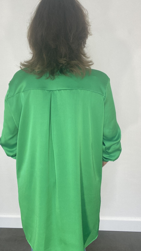 Lange blouse satijn look groen Blouses SASMODE.NL