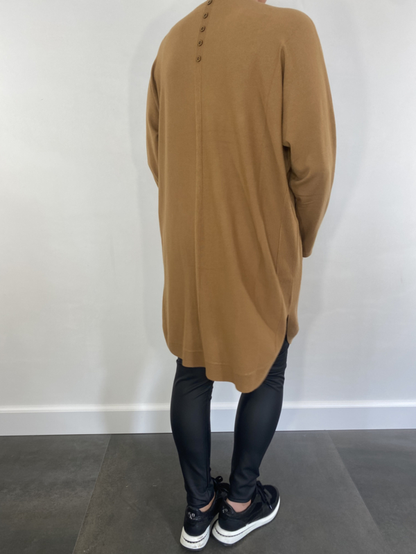 Trui met zakjes en knoopjes camel Truien Vesten SASMODE.NL