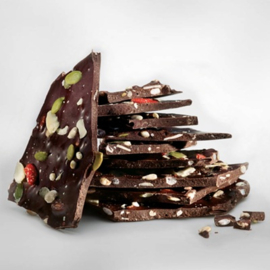 Donkere chocolade met quinoa, gojibessen en amandelen, vegan