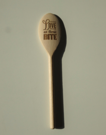 Houten lepel, love at first bite