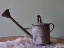 Oude zinken gieter