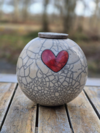 Raku urn met rood hartje (850ml)