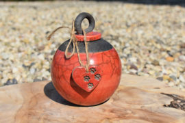 Rood urntje met hartje met kleine pootjes  aan het dekseltje (225ml)