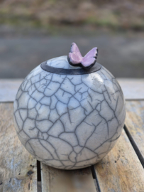 Urn met roze vlindertje (425ml)