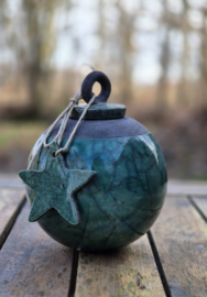 Donkergroen urntje met sterrenhanger (225ml)