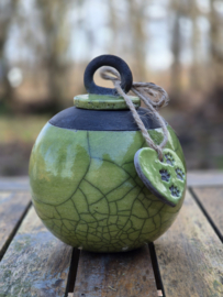 groen dierenurntje met hartenhanger - pootjes (450ml)