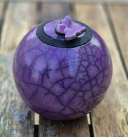 Lila urn met lila vlindertje (225ml)