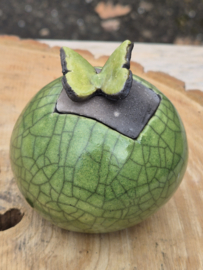groen mini urntje met vlindertje