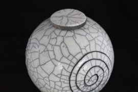 Ronde Raku urn met een spiraal vorm