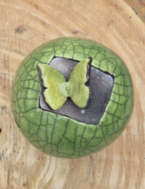 groen mini urntje met vlindertje