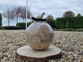 Raku urn met vogel op het takje van keramiek