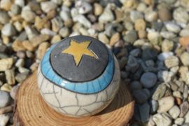 Mini urn (100ml) met blauw randje en ster op het dekseltje