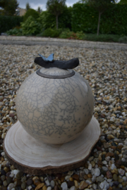 Urn met vlindertje op een takje van keramiek (4.5L)
