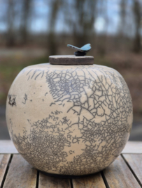 Unique rakugestookte urn met vlindertje op het deksel