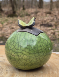 groen mini urntje met vlindertje