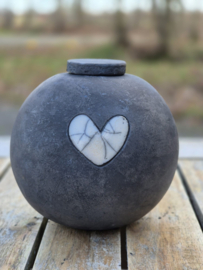 Donkere urn met hartje (450ml)