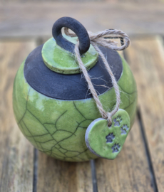 groen dierenurntje met hartenhanger - pootjes (450ml)