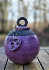 lila urn met hartenhanger - pootjes (450ml)