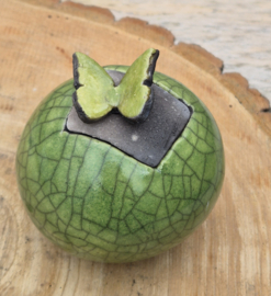 groen mini urntje met vlindertje