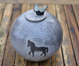 paardenurn met vlinder op het deksel (4.5 liter)