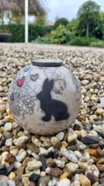 konijnenfamilie urn met gekleurde hartjes