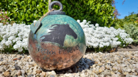 Paardenurn met hartenhanger