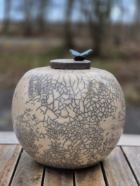 Unique rakugestookte urn met vlindertje op het deksel