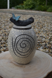 Raku urn met vlindertje (1200ml)