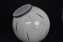 Raku urn met opliggend deksel (2)