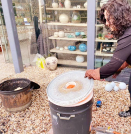 Als de glazuur is gesmolten op 1000graden haal ik het deksel van de oven en til ik de urnen er 1 voor 1 uit