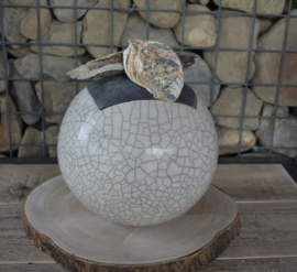 Raku urn met schelp en hout (4,5 L)