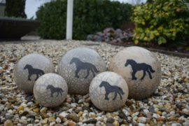 Paardenurn crème met silhouet