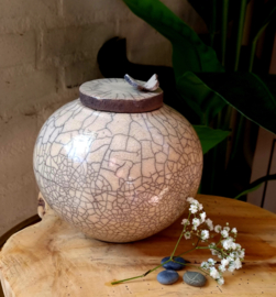 Raku urn met klein vlindertje (1000ml)