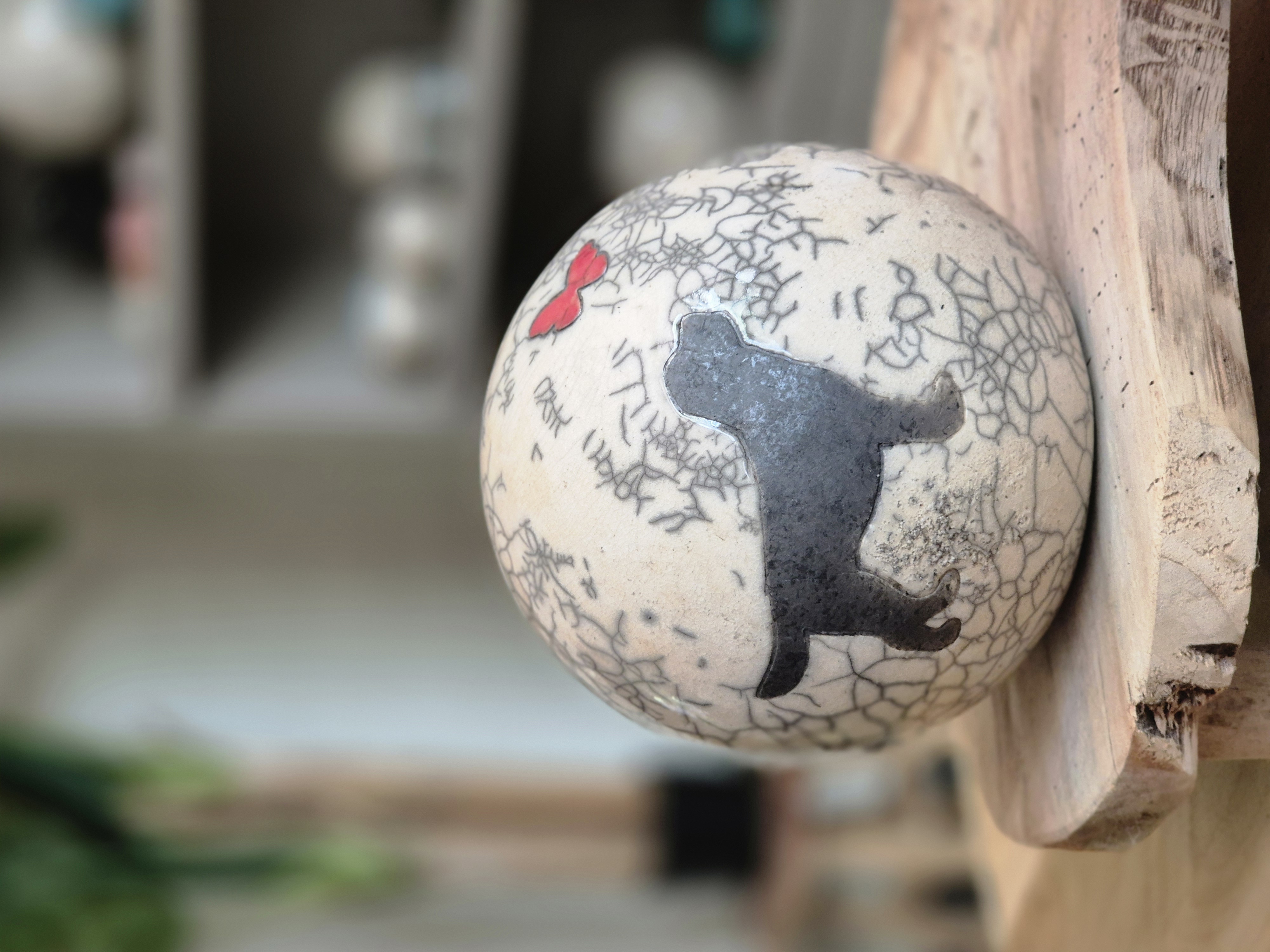 Labrador urn met rode vlinder