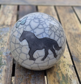 Paardenurn silhouet met groen vlindertje (225 ml)