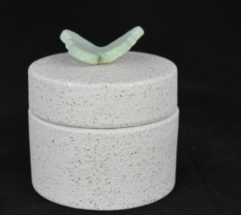 Keramische mini urn met pastelgroen vlindertje (100ml)