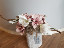 Stoere vaas betonlook gevuld met bloemen