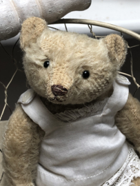 Hug Me Again Collectible bear "Sientje" standing about 6 inch tall.