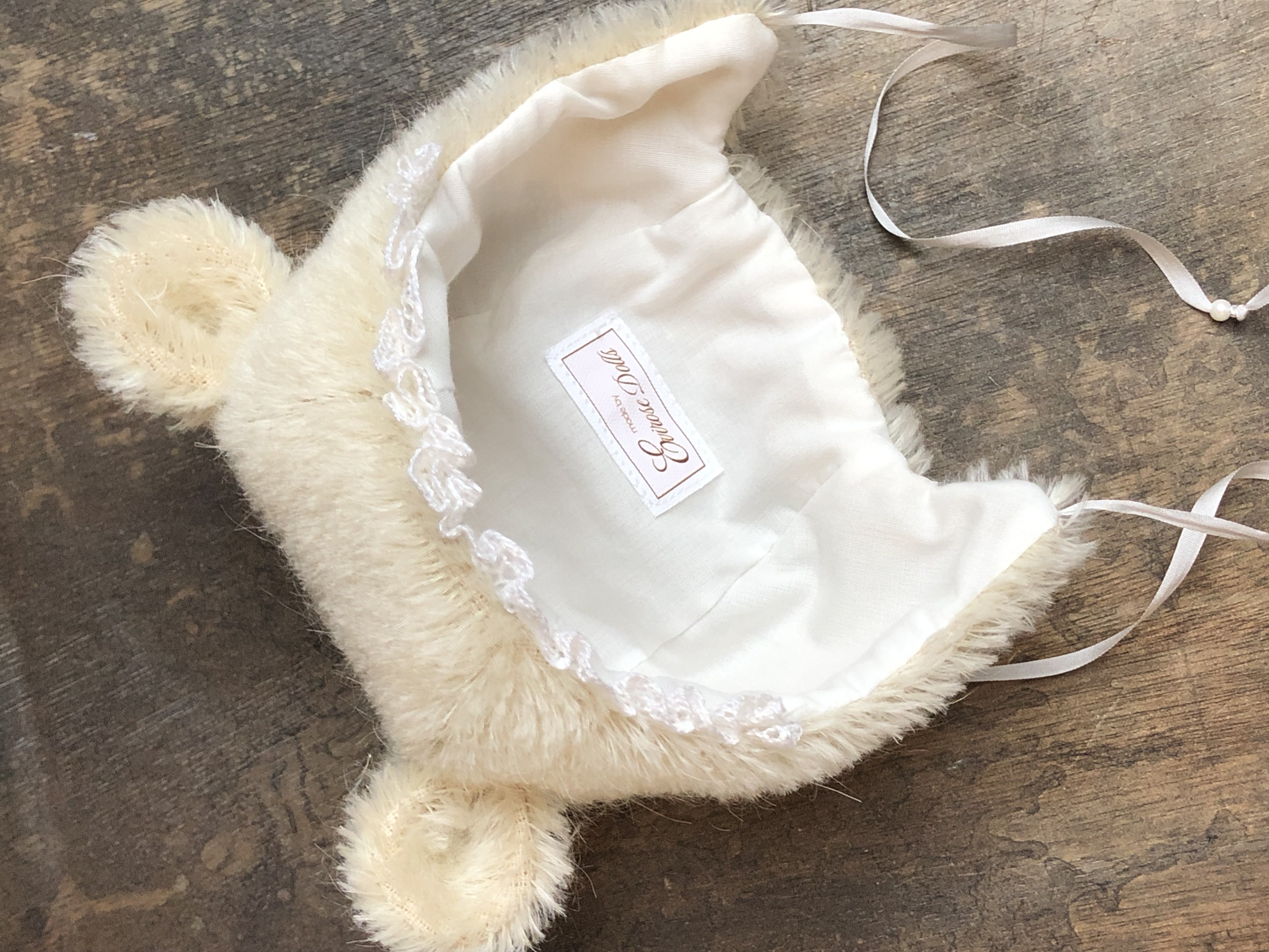 Blythe Bear-ear hat with ruffled lace.