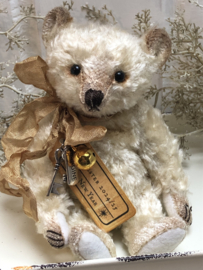 🌟 Hug Me Again Collectible bear "Silvester" standing about 6 inch tall.