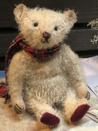🎄 Hug Me Again Collectible bear "Pommeltje" standing about 6 inch tall.
