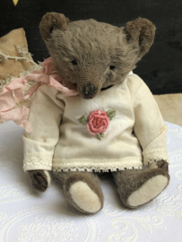 Hug Me Again Collectible bear "Elsje" standing about 6 inch tall.