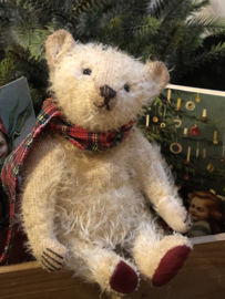 🎄 Hug Me Again Collectible bear "Pommeltje" standing about 6 inch tall.