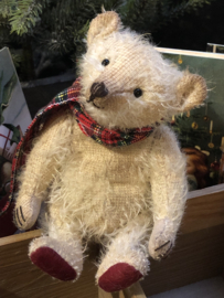 🎄 Hug Me Again Collectible bear "Pommeltje" standing about 6 inch tall.